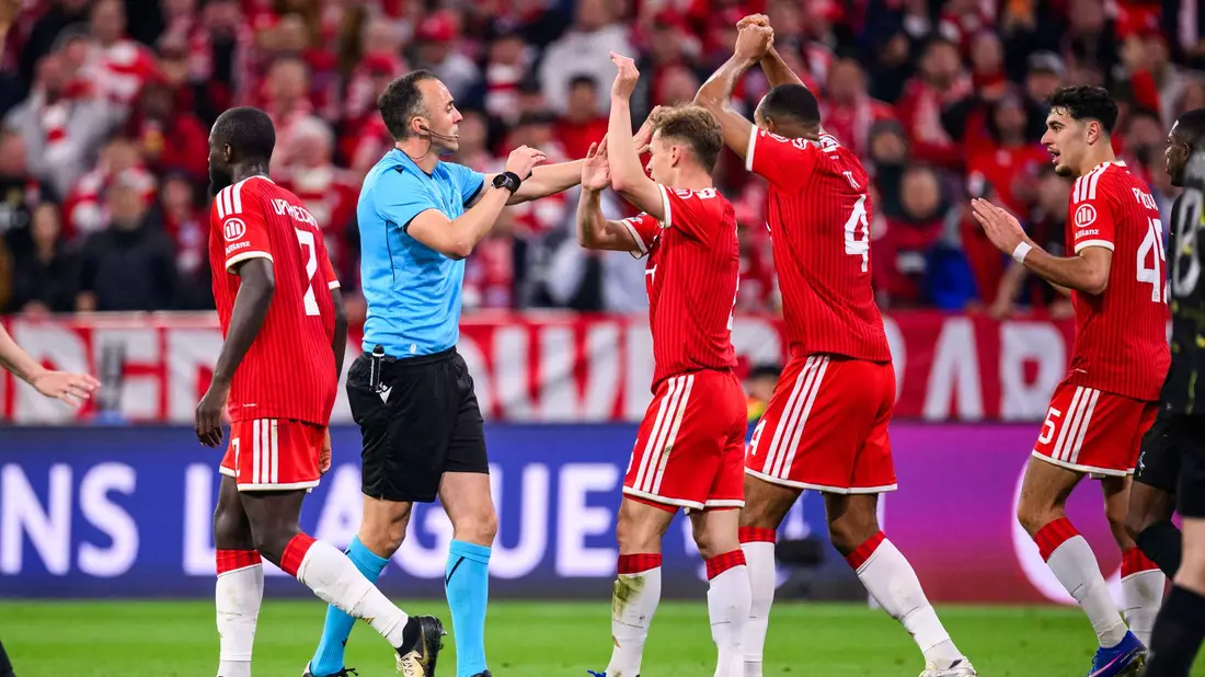 Die Bayern-Profis Joshua Kimmich und Jonathan Tah (M) bestürmen aufgebracht Schiedsrichter João Pinheiro.  - Bild: Tom Weller/dpa