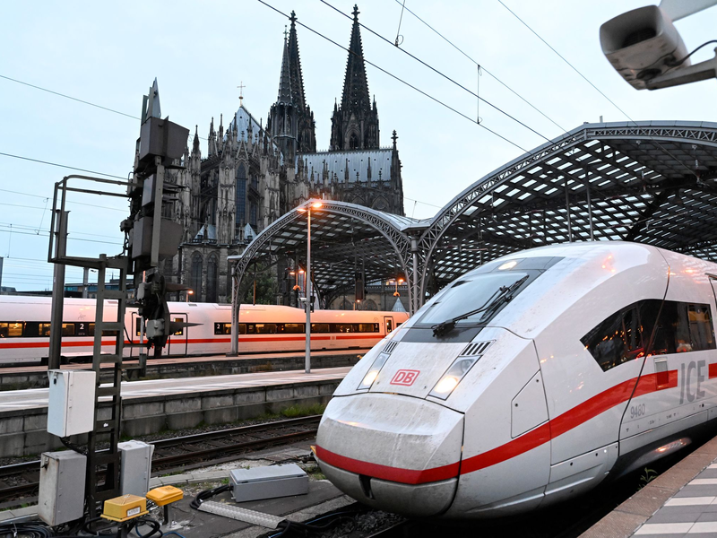 Die Bahn hält an ihrem Pünktlichkeitsziel von mindestens 60 Prozent im Fernverkehr im Gesamtjahr fest. (Archivbild) - Foto: Roberto Pfeil/dpa
