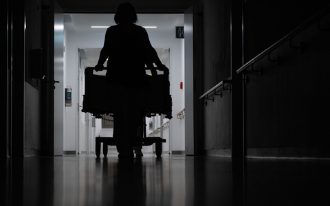 Die blinde Frau klagt in Karlsruhe gegen eine Rehaklinik. (Symbolbild) - Foto: Marijan Murat/dpa