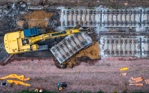 Im Schienennetz der Bahn wird an vielen Stellen gebaut. Das Problem: Das Netz ist einem so schlechten Zustand, dass damit bislang nur der Ist-Zustand beibehalten werden kann. (Archivbild) - Foto: Jens Büttner/dpa