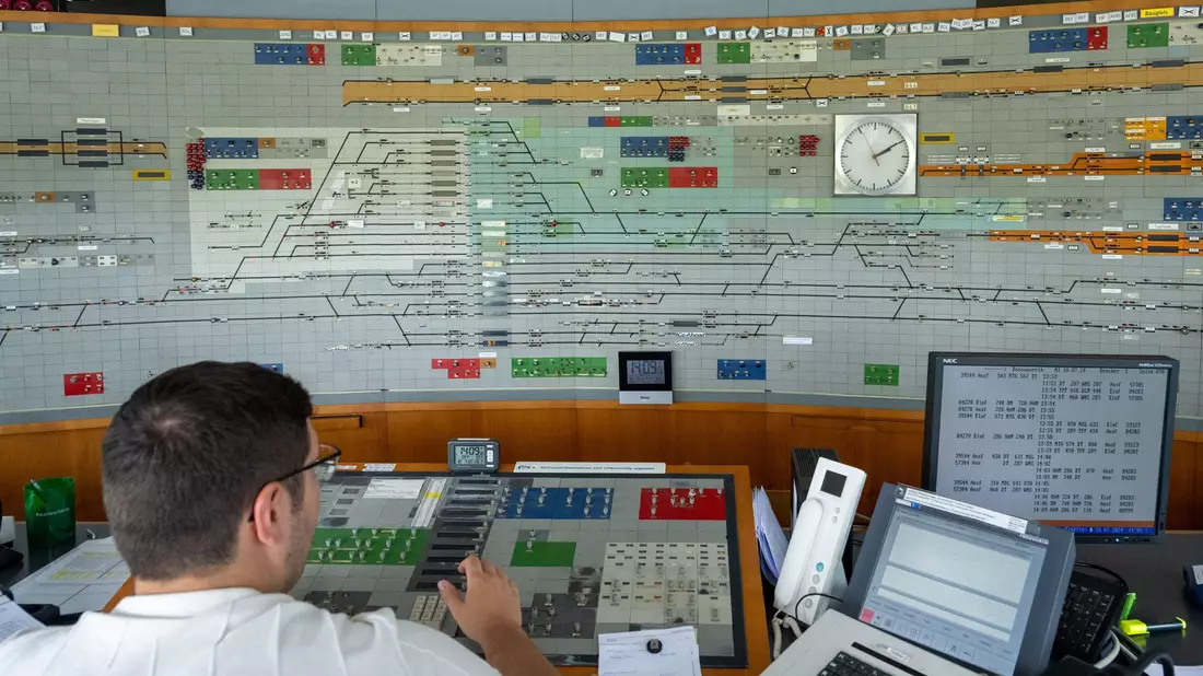 Nicht wenige Stellwerke der Bahn sind bereits 60 oder 70 Jahre alt und können nicht mehr mit neuerer Technik ausgestattet werden. Dann hilft nur der Neubau.  - Bild: Stefan Puchner/dpa