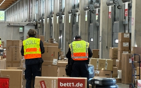 HZA-KI: Zoll prüft Paketbranche - Hinweise auf illegale Beschäftigung und Leistungsbetrug - Foto: presseportal.de