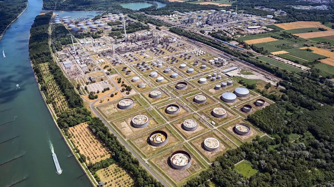 Die Industrie ist nur einer der Gründe für die Belastung des Grundwassers im Oberrheinbecken (Archivbild). - Bild: Uli Deck/dpa