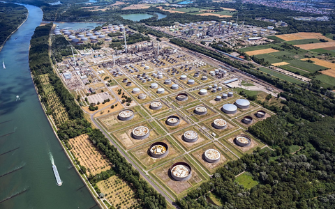 Die Industrie ist nur einer der Gründe für die Belastung des Grundwassers im Oberrheinbecken (Archivbild). - Foto: Uli Deck/dpa