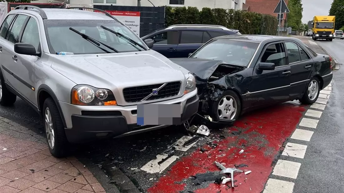POL-HX: Abbiegevorgang endet mit drei beschädigten Fahrzeugen - Bild: presseportal.de