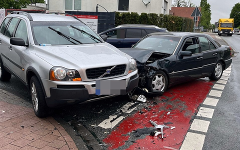 POL-HX: Abbiegevorgang endet mit drei beschädigten Fahrzeugen - Foto: presseportal.de