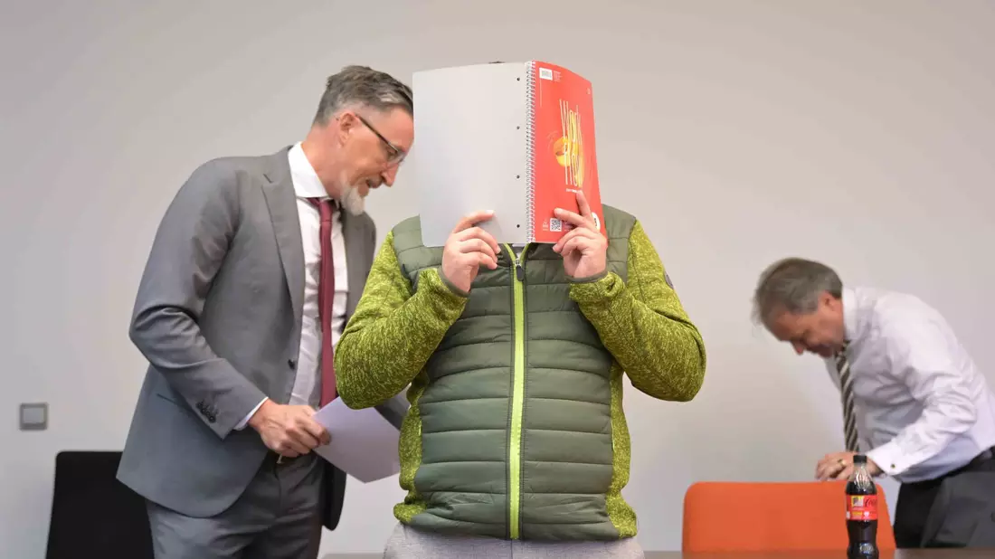 Der Angeklagte bestreitet die Vorwürfe. - Bild: Malin Wunderlich/dpa