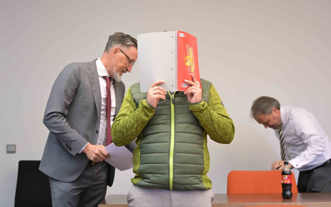 Der Angeklagte bestreitet die Vorwürfe. - Foto: Malin Wunderlich/dpa