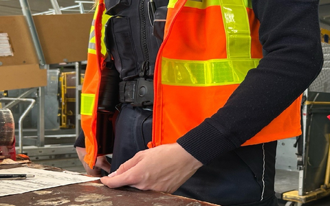 HZA-F: Frankfurter Zoll überprüft Kurier-, Express- und Paketdienstleister - Bundesweite Schwerpunkprüfung gegen Schwarzarbeit und illegale Beschäftigung - Foto: presseportal.de