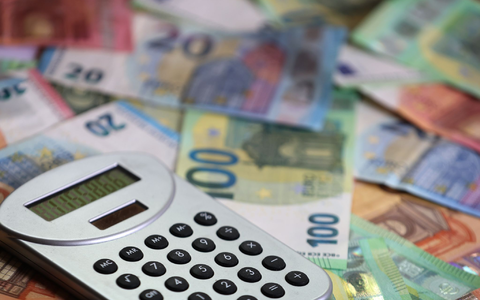 Für die Steuereinnahmen bis 2030 liegt eine aktuelle Schätzung vor. (Symbolbild)  - Foto: Karl-Josef Hildenbrand/dpa
