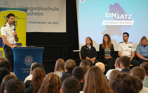 POL-RTK: Cops im Dialog macht Halt an der IGS Hildegardisschule in Rüdesheim - Foto: presseportal.de