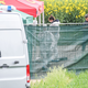 Der Leichenfundort wurde großräumig abgesperrt. - Foto: Jason Tschepljakow/dpa