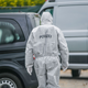 Die Polizei befindet sich nach dem Leichenfund im Großeinsatz. - Foto: Jason Tschepljakow/dpa