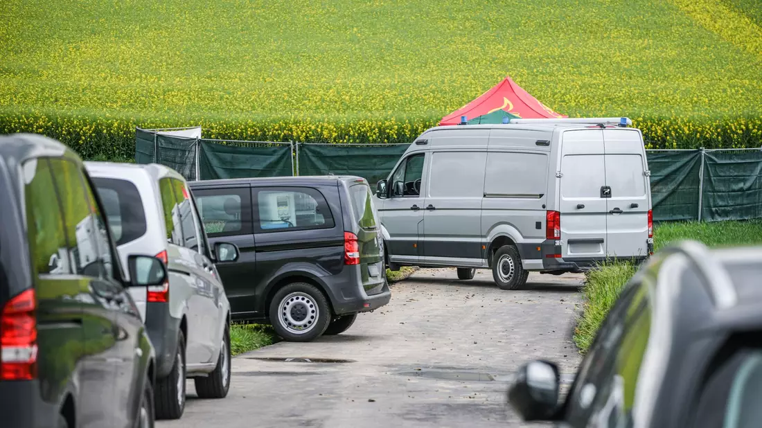 Ein Spaziergänger hatte die Leiche am Morgen auf einem Feldweg in einem landwirtschaftlichen Gebiet zwischen den Teilorten Fürfeld und Bonfeld in Bad Rappenau entdeckt. - Bild: Jason Tschepljakow/dpa