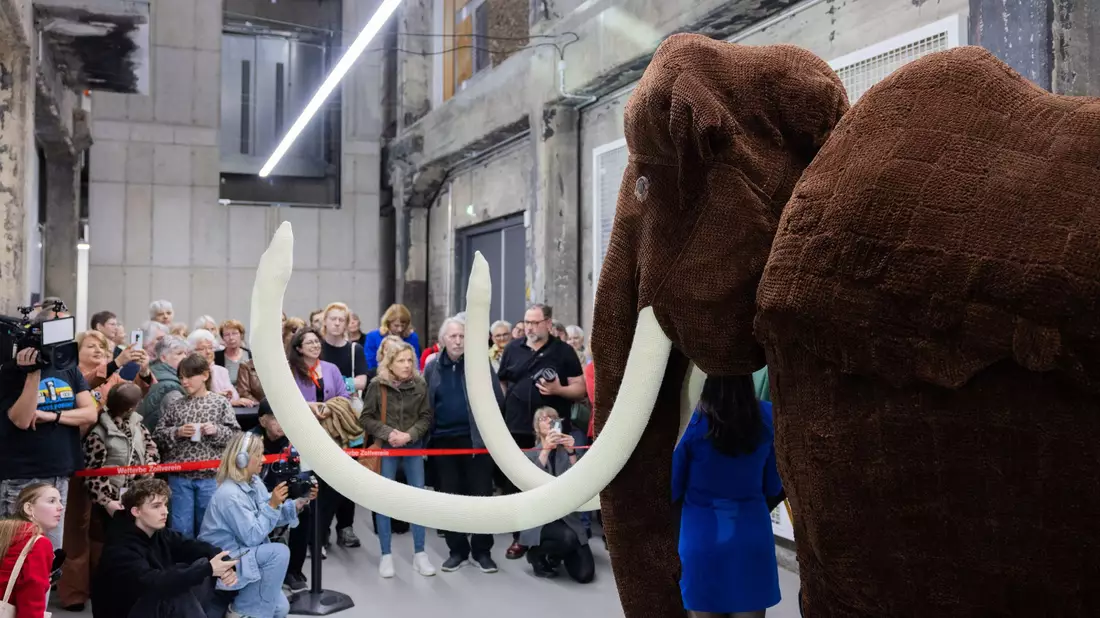 Das Mega-Mammut ist fertig.  - Bild: Rolf Vennenbernd/dpa