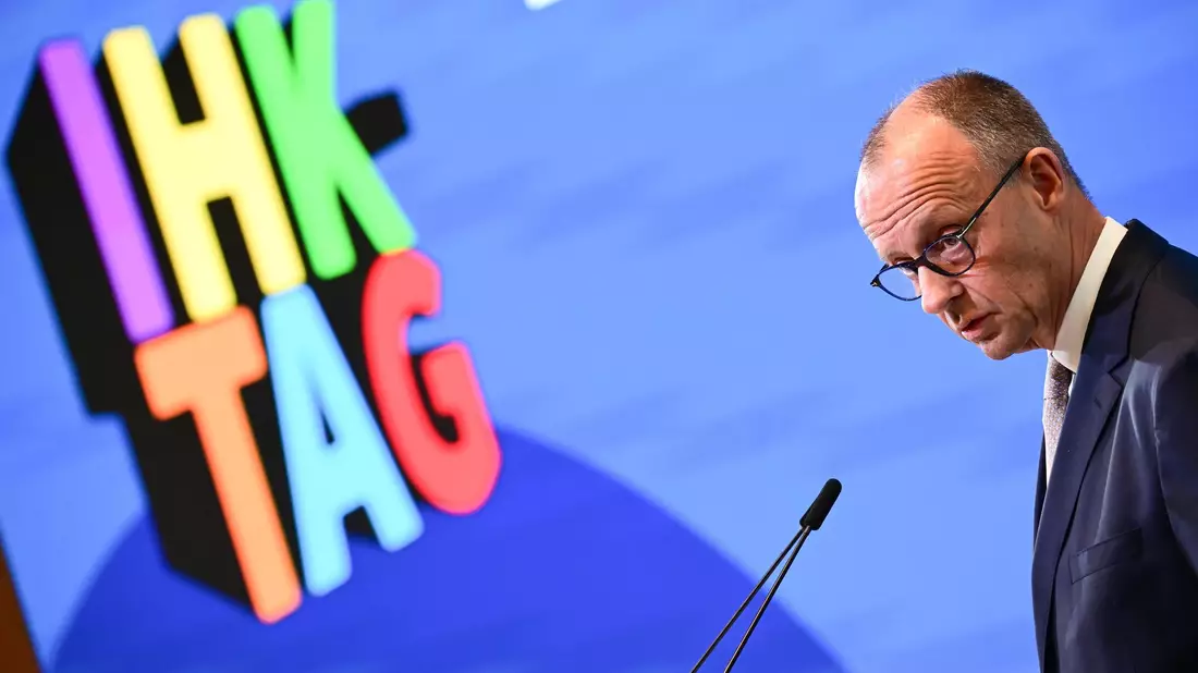 Zwei klare Ansagen macht Merz beim IHK-Tag mit Blick auf die anstehende Steuerreform. - Bild: Sebastian Christoph Gollnow/dpa