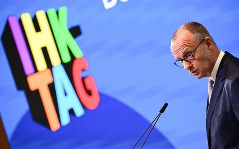 Zwei klare Ansagen macht Merz beim IHK-Tag mit Blick auf die anstehende Steuerreform. - Foto: Sebastian Christoph Gollnow/dpa