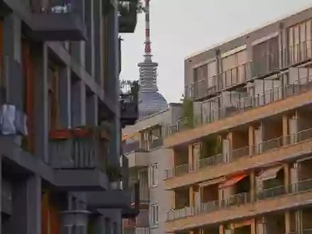 Wohnhäuser mit Berliner Fernsehturm (Archiv) - Foto: via dts Nachrichtenagentur