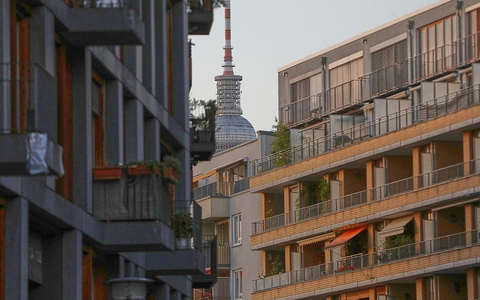 Wohnhäuser mit Berliner Fernsehturm (Archiv) - Foto: via dts Nachrichtenagentur
