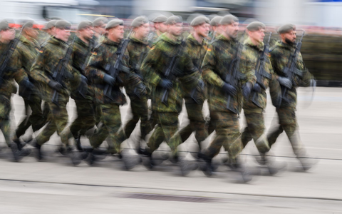 Rund 200.000 junge Leute sind schon aufgefordert worden, den Fragebogen zum Wehrdienst auszufüllen. (Archivfoto) - Foto: Julian Stratenschulte/dpa