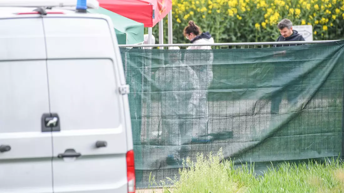 Der Leichenfundort wurde großräumig abgesperrt. - Bild: Jason Tschepljakow/dpa