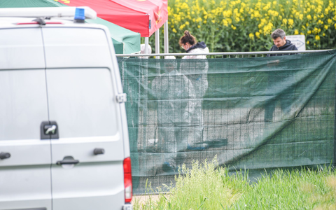 Der Leichenfundort wurde großräumig abgesperrt. - Foto: Jason Tschepljakow/dpa