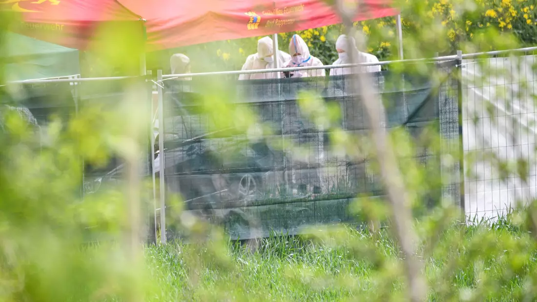 Die Spurensicherung war mehrere Stunde an der Arbeit. - Bild: Jason Tschepljakow/dpa