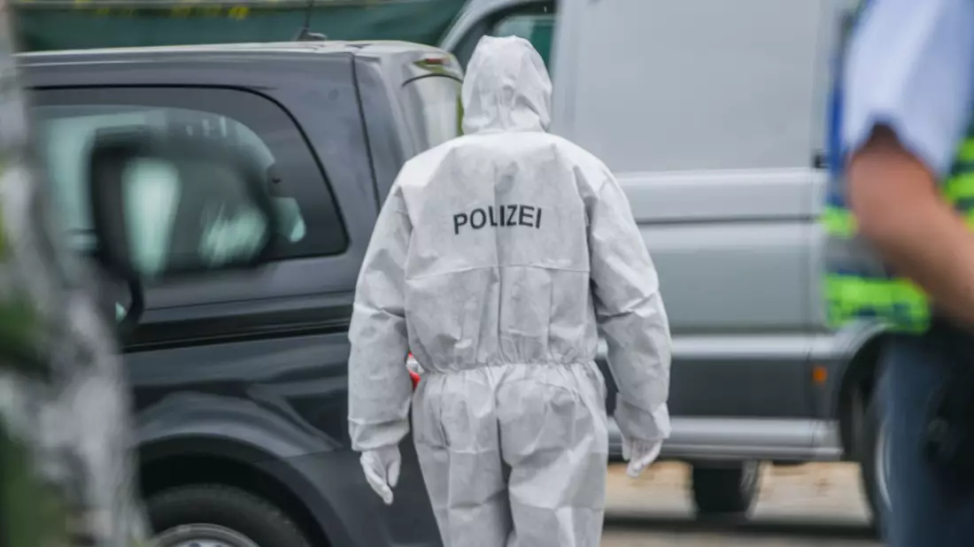 Die Polizei befindet sich nach dem Leichenfund im Großeinsatz. - Bild: Jason Tschepljakow/dpa