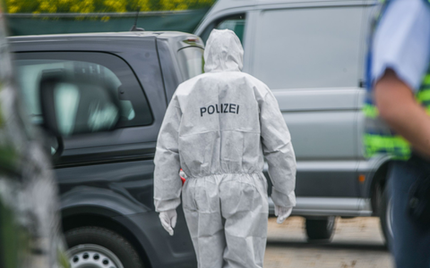 Die Polizei befindet sich nach dem Leichenfund im Großeinsatz. - Foto: Jason Tschepljakow/dpa