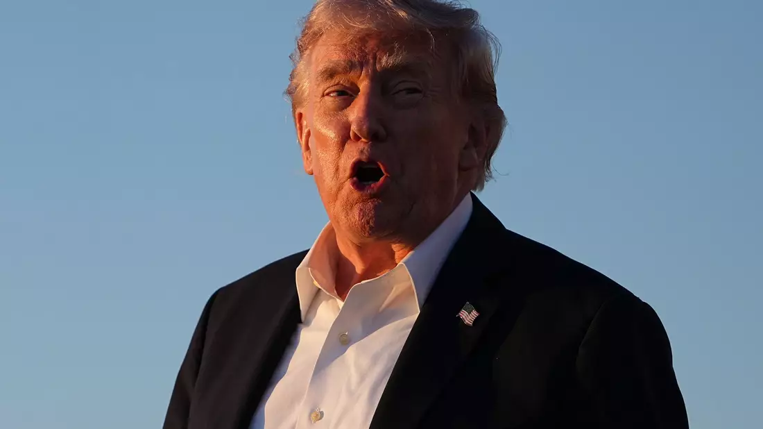 Trump setzt der EU eine Frist zur Umsetzung der Zollvereinbarung - und droht andernfalls mit höheren Zöllen. (Archivbild) - Bild: Matt Rourke/AP/dpa