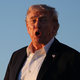 Trump setzt der EU eine Frist zur Umsetzung der Zollvereinbarung - und droht andernfalls mit höheren Zöllen. (Archivbild) - Foto: Matt Rourke/AP/dpa