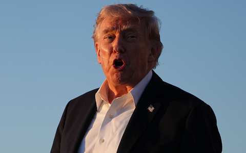 Trump setzt der EU eine Frist zur Umsetzung der Zollvereinbarung - und droht andernfalls mit höheren Zöllen. (Archivbild) - Foto: Matt Rourke/AP/dpa