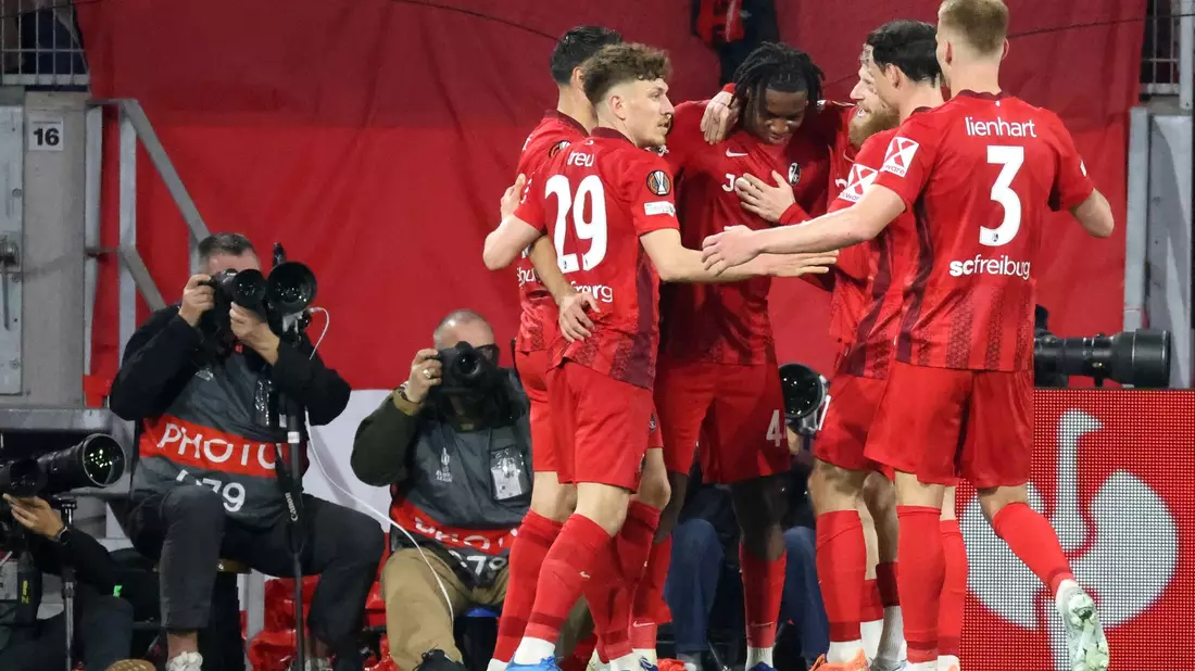 Trotz des Freiburger Sieges gibt es keinen weiteren Champions-League-Platz für die Bundesliga. - Bild: Philipp von Ditfurth/dpa