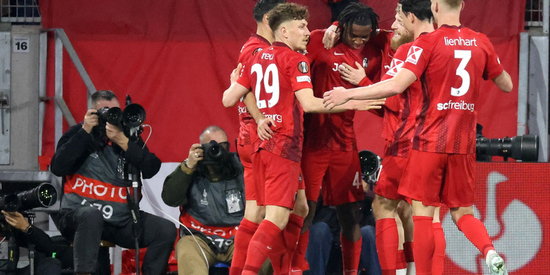 Trotz des Freiburger Sieges gibt es keinen weiteren Champions-League-Platz für die Bundesliga. - Foto: Philipp von Ditfurth/dpa