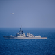 Der Lenkwaffenzerstörer USS Mason gehört zu den Kriegsschiffen, die vom Iran nach US-Darstellung in der Straße von Hormus angegriffen wurden. (Archivbild)  - Foto: Petty Officer Samantha Alaman/DVIDS/US Navy/dpa