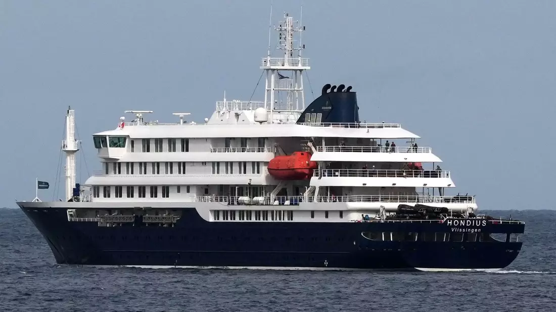 Das Kreuzfahrtschiff «Hondius» verließ den Hafen von Praia und fährt nun Richtung Teneriffa. - Bild: Misper Apawu/AP/dpa