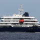 Das Kreuzfahrtschiff «Hondius» verließ den Hafen von Praia und fährt nun Richtung Teneriffa. - Foto: Misper Apawu/AP/dpa