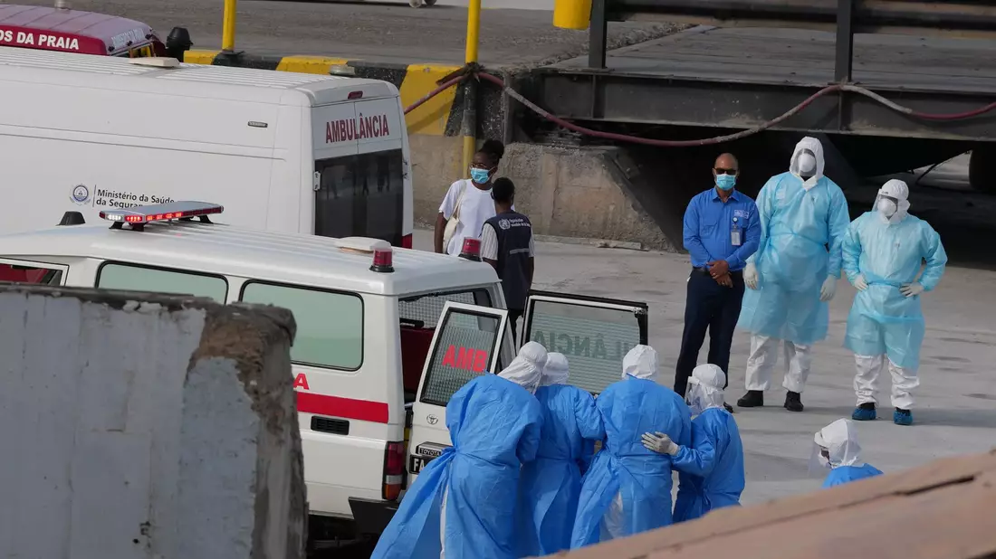 Drei Personen wurden bereits am Donnerstag vom Schiff «Hondius» evakuiert.  - Bild: Misper Apawu/AP/dpa