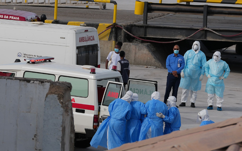 Drei Personen wurden bereits am Donnerstag vom Schiff «Hondius» evakuiert.  - Foto: Misper Apawu/AP/dpa