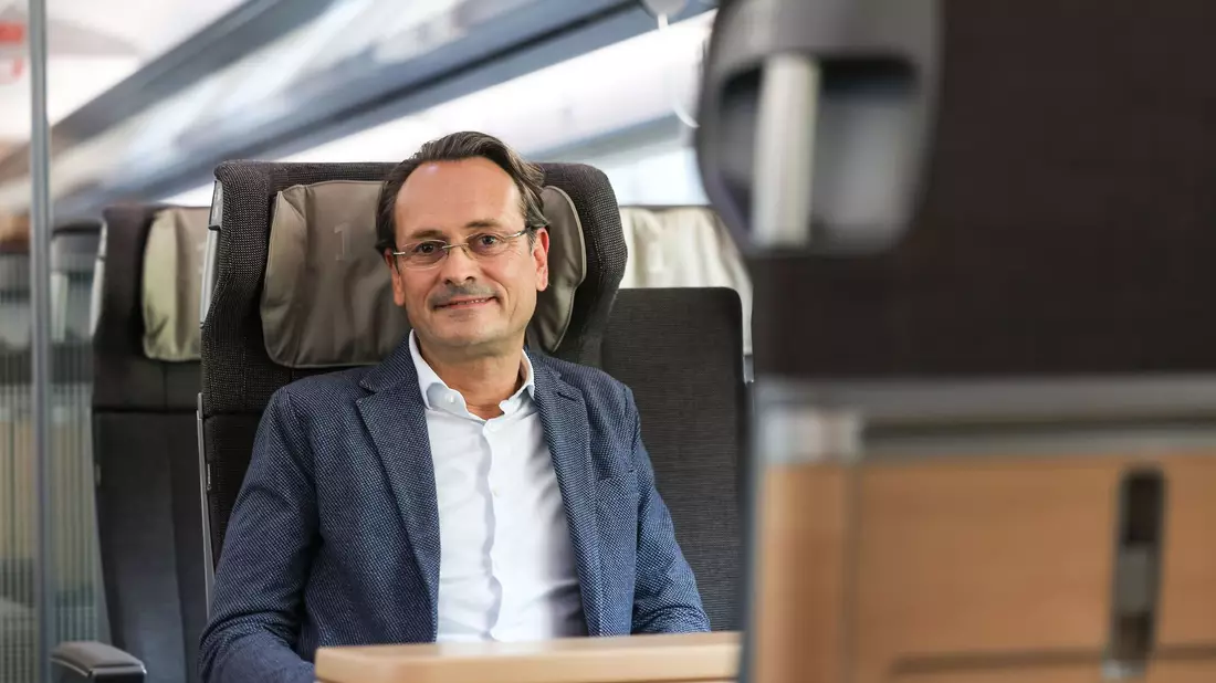 Bahn-Fernverkehrsvorstand Michael Peterson sieht eine größere Akzeptanz von langen Zugreisen. (Archivbild)  - Bild: Oliver Berg/dpa