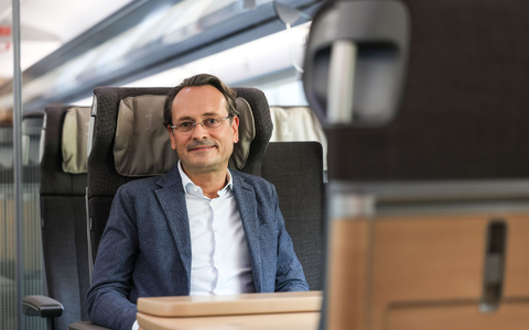 Bahn-Fernverkehrsvorstand Michael Peterson sieht eine größere Akzeptanz von langen Zugreisen. (Archivbild)  - Foto: Oliver Berg/dpa