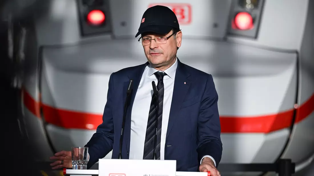 Bahn-Fernverkehrsvorstand Peterson erwartet mit neuen Verbindungen deutlich mehr Passagiere im Europaverkehr. (Archivbild) - Bild: Jens Kalaene/dpa