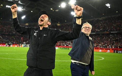 Erst im zweiten Jahr als Cheftrainer: Freiburgs Julian Schuster. - Foto: Tom Weller/dpa
