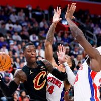 Dennis Schröder (l.) glänzte gegen Detroit als Vorbereiter. - Foto: Duane Burleson/AP/dpa