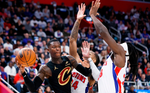 Dennis Schröder (l.) glänzte gegen Detroit als Vorbereiter. - Foto: Duane Burleson/AP/dpa