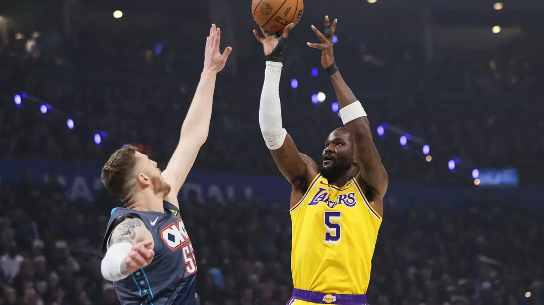 Isaiah Hartenstein (l.) stellte Deandre Ayton und die Lakers vor Probleme. - Bild: Nate Billings/AP/dpa