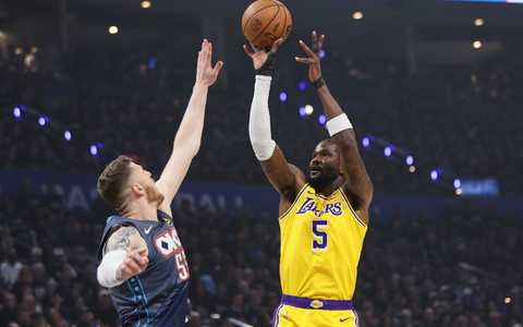 Isaiah Hartenstein (l.) stellte Deandre Ayton und die Lakers vor Probleme. - Foto: Nate Billings/AP/dpa