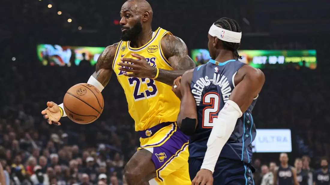 LeBron James (l.) stand zum 300. Mal in einem Playoff-Spiel auf dem Parkett. - Bild: Nate Billings/AP/dpa