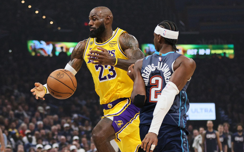 LeBron James (l.) stand zum 300. Mal in einem Playoff-Spiel auf dem Parkett. - Foto: Nate Billings/AP/dpa