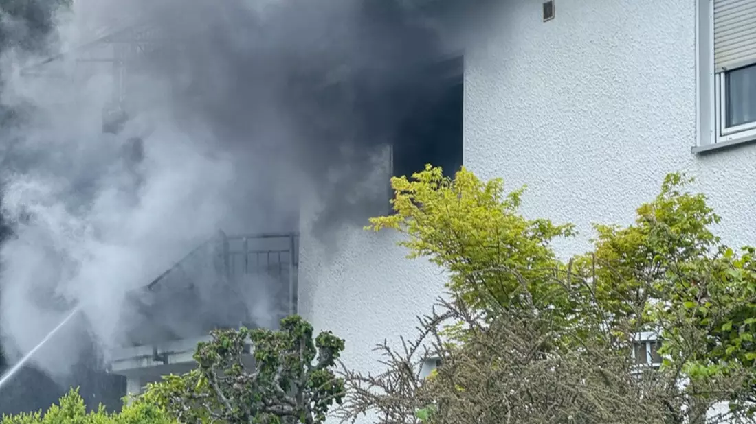 FW Wenden: Zimmerbrand in Wenden: Feuer greift von Balkon auf Wohnung und Dach über - Bild: presseportal.de